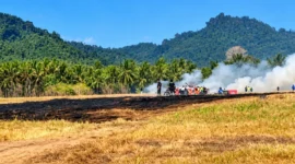 Kebakaran rumput di sekitar Runway 18 Bandara Sam Ratulangi Manado berdampak pada operasional penerbangan.