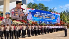 Kapolres Sitaro AKBP Ronald Andry Mauboy memimpin apel Operasi Patuh Klabat 2026 di Halaman Apel Polres Sitaro, Senin (26/10/2026).
