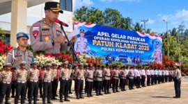 Kapolres Sitaro AKBP Ronald Andry Mauboy memimpin apel Operasi Patuh Klabat 2026 di Halaman Apel Polres Sitaro, Senin (26/10/2026).