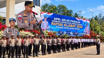Kapolres Sitaro AKBP Ronald Andry Mauboy memimpin apel Operasi Patuh Klabat 2026 di Halaman Apel Polres Sitaro, Senin (26/10/2026).