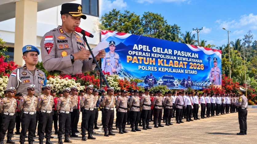 Kapolres Sitaro AKBP Ronald Andry Mauboy memimpin apel Operasi Patuh Klabat 2026 di Halaman Apel Polres Sitaro, Senin (26/10/2026).
