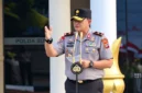 Wakapolda Sulawesi Utara Brigjen Pol Susetio Cahyadi memimpin apel pagi di Lapangan Presisi Mapolda Sulut, Senin (12/10/2026), sekaligus menekankan penerapan prinsip Polisi Bersama Masyarakat.