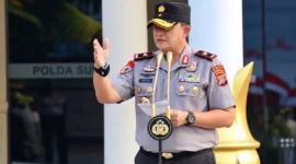 Wakapolda Sulawesi Utara Brigjen Pol Susetio Cahyadi memimpin apel pagi di Lapangan Presisi Mapolda Sulut, Senin (12/10/2026), sekaligus menekankan penerapan prinsip Polisi Bersama Masyarakat.