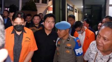 Mantan Kepala Dinas Kominfo Sulut Steven Liow dan mantan Kabid Kominfo Pemprov Sulut Christian Iroth resmi ditahan Polda Sulut terkait dugaan korupsi dana publikasi media, Kamis (22/10/2026).