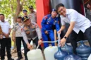 Kapolda Sulut Irjen Pol Yudo Hermanto bersama Wali Kota Manado Andrei Angouw menyalurkan bantuan air bersih kepada warga Pulau Siladen dan Pulau Manado Tua.