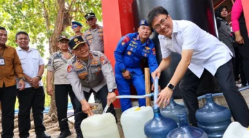 Kapolda Sulut Irjen Pol Yudo Hermanto bersama Wali Kota Manado Andrei Angouw menyalurkan bantuan air bersih kepada warga Pulau Siladen dan Pulau Manado Tua.