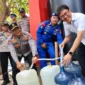 Kapolda Sulut Irjen Pol Yudo Hermanto bersama Wali Kota Manado Andrei Angouw menyalurkan bantuan air bersih kepada warga Pulau Siladen dan Pulau Manado Tua.